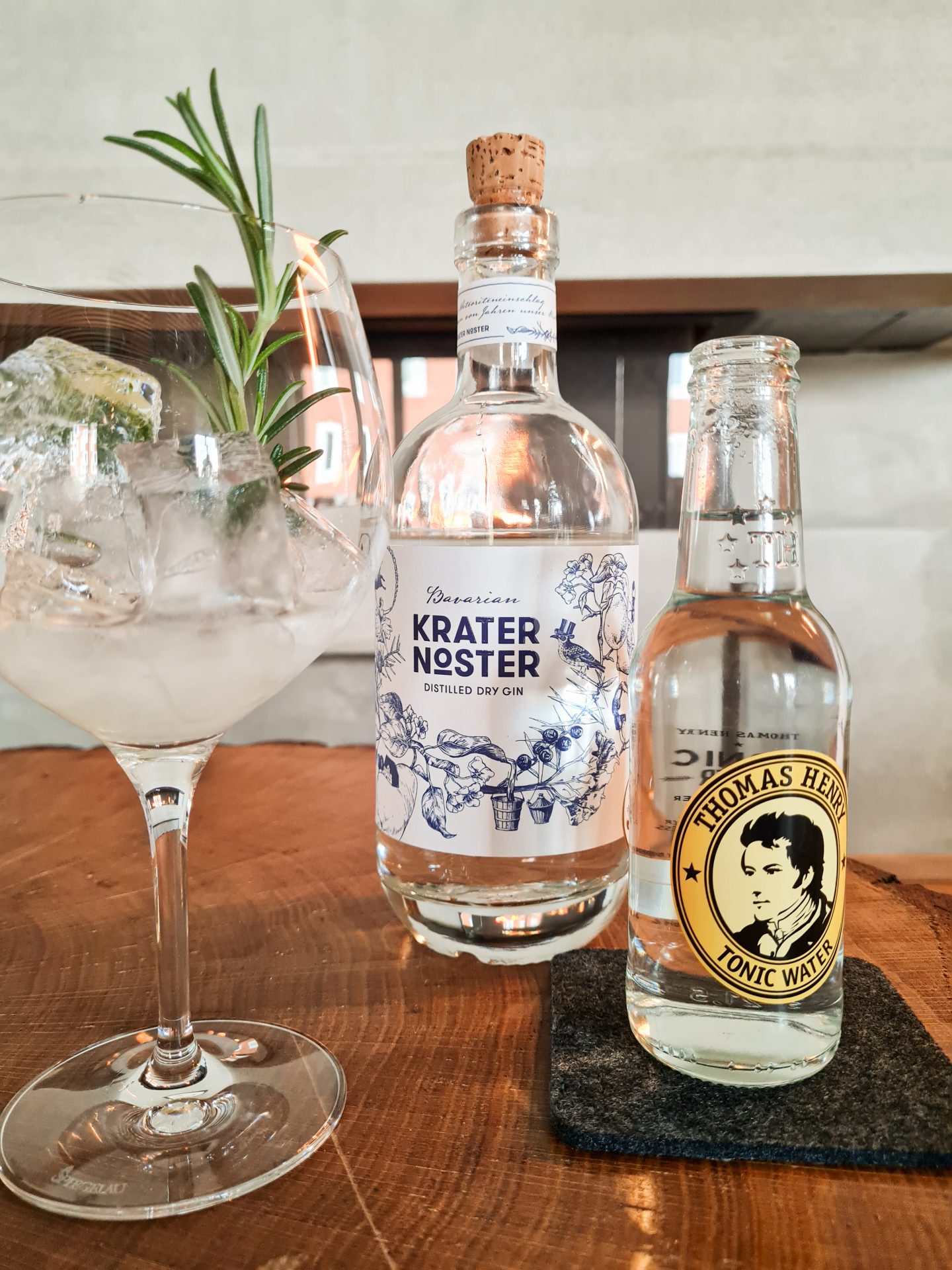 Gin Tonic mit Krater Noster und Tonic Water